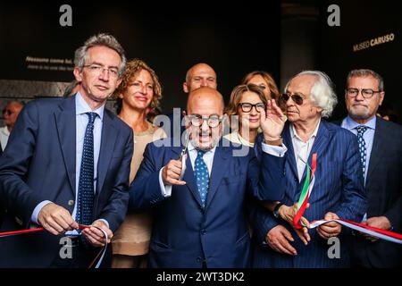 Le ministre de la culture, Gennaro Sangiuliano (au centre) avec le maire de Naples Gaetano Manfredi (à gauche), lors de l'inauguration du Musée Caruso, Banque D'Images