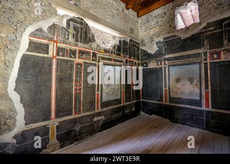 Une vue de l'une des fresques de la maison de verger restaurée, située dans les fouilles archéologiques de Pompéi. Banque D'Images