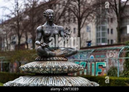 La figure de la fontaine dessinée par Gerald Matzner sur la fontaine indienne de l'Engelbecken à Berlin est également connue familièrement par les Berlinois sous le nom de Bouddha féminin, Berlin, Allemagne Banque D'Images