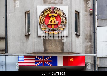 Il y a beaucoup de rappels de la guerre froide et de la ville divisée de Berlin à Checkpoint Charlie. Friedrichstraße, Berlin, Allemagne Banque D'Images