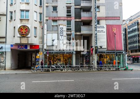 Il y a beaucoup de rappels de la guerre froide et de la ville divisée de Berlin à Checkpoint Charlie. Friedrichstraße, Berlin, Allemagne Banque D'Images