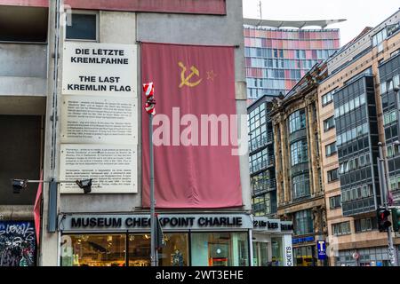 Il y a beaucoup de rappels de la guerre froide et de la ville divisée de Berlin à Checkpoint Charlie. Friedrichstraße, Berlin, Allemagne Banque D'Images