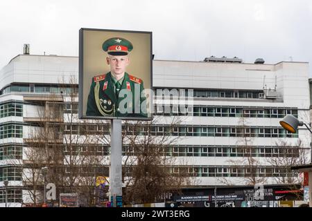 Il y a beaucoup de rappels de la guerre froide et de la ville divisée de Berlin à Checkpoint Charlie. Friedrichstraße, Berlin, Allemagne Banque D'Images