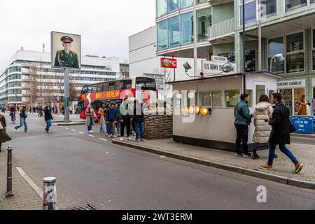 Il y a beaucoup de rappels de la guerre froide et de la ville divisée de Berlin à Checkpoint Charlie. Friedrichstraße, Berlin, Allemagne Banque D'Images