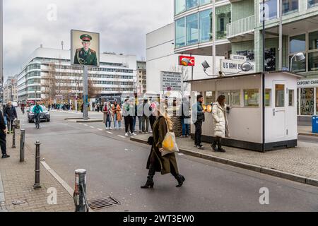 Il y a beaucoup de rappels de la guerre froide et de la ville divisée de Berlin à Checkpoint Charlie. Friedrichstraße, Berlin, Allemagne Banque D'Images