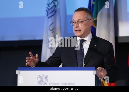 Le président de la Confindustria, Carlo Bonomi, lors de l'assemblée des industriels à Naples, intitulée "cohésion de Sud". Banque D'Images