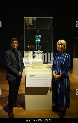 TSCHABALA AUTO , LADY IN BLUE ET ANDRA URSUTA ONT ÉTÉ ANNONCÉES PAR LE QUATRIÈME GROUPE DE COMMANDE DE PLINTHE COMME LES ARTISTES CHOISIS POUR Y INSTALLER DES SCULPTURES SUR LA QUATRIÈME PLINTHE DE TRAFALGAR SQUARE EN 2026 ET 2028 RESPECTIVEMENT. ILS ONT ÉTÉ SÉLECTIONNÉS À PARTIR D'UN SHORLIST QUI COMPRENAIT CHILA KUMARI SINGH BURMAN , GABRIEL CHAILE , RUTH EWAN, THOMAS J PRICE ET VERONICA RYAN. Banque D'Images