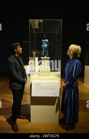 TSCHABALA AUTO , LADY IN BLUE ET ANDRA URSUTA ONT ÉTÉ ANNONCÉES PAR LE QUATRIÈME GROUPE DE COMMANDE DE PLINTHE COMME LES ARTISTES CHOISIS POUR Y INSTALLER DES SCULPTURES SUR LA QUATRIÈME PLINTHE DE TRAFALGAR SQUARE EN 2026 ET 2028 RESPECTIVEMENT. ILS ONT ÉTÉ SÉLECTIONNÉS À PARTIR D'UN SHORLIST QUI COMPRENAIT CHILA KUMARI SINGH BURMAN , GABRIEL CHAILE , RUTH EWAN, THOMAS J PRICE ET VERONICA RYAN. Banque D'Images