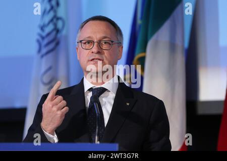 Le président de la Confindustria, Carlo Bonomi, lors de l'assemblée des industriels à Naples, intitulée "cohésion de Sud". Banque D'Images