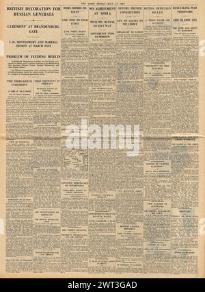 1945 le Times qui rapporte que des avions britanniques bombardent Sabang, Montgomery lors de l'investiture de Berlin et les catastrophes aériennes au Kenya Banque D'Images