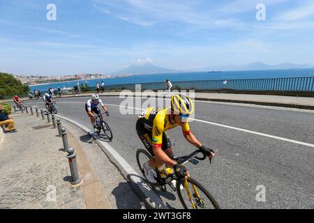 Les cyclistes Edoardo Affini (équipe Jumbo Visma) et Davide Ballerini (équipe Quick-Step Alpha Vinyl), lors de la huitième étape du 105e Giro d'Italia Banque D'Images