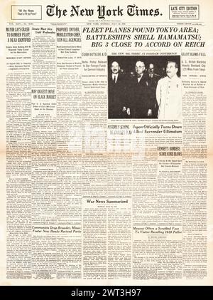 1945 la première page du New York Times rapporte la conférence de Potsdam et les navires de guerre et les avions bombardent Tokyo Banque D'Images