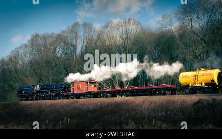 Trains à vapeur en mouvement et avec de la vapeur circulant sur le chemin de fer Great Central Banque D'Images