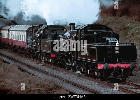 Trains à vapeur en mouvement et avec de la vapeur circulant sur le chemin de fer Great Central Banque D'Images