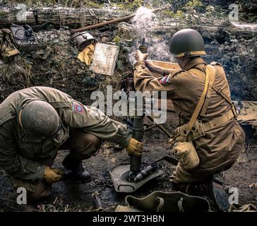 Soldats AMÉRICAINS DE reconstitution de la seconde guerre mondiale tirant un mortier Banque D'Images