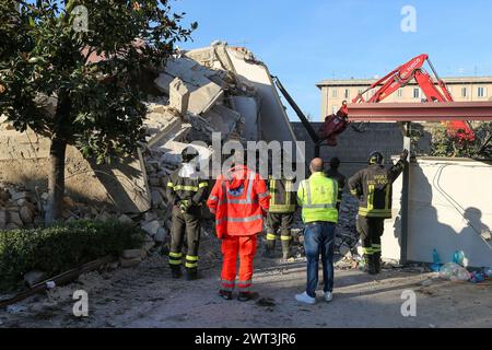 Pompiers devant les décombres du bâtiment complètement effondré de San Felice Cancello, dans la province de Caserte, suite à une explosion du Banque D'Images