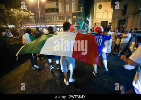 Les fans de l'équipe nationale italienne de football célèbrent la victoire contre l'Angleterre, par 4 buts à 3 (sur pénalités), dans le dernier match du pied européen Banque D'Images