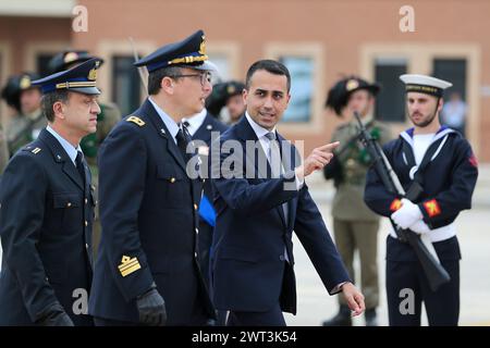 Le ministre des Affaires étrangères, Luigi Di Maio, avant le départ du président algérien, Abdelmadjid Tebboune, de l'aéroport de Naples Capodichino à receviv Banque D'Images