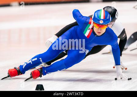 Rotterdam, pays-Bas. 15 mars 2024. ROTTERDAM, PAYS-BAS - 15 MARS : Pietro Sighel, Italien, en compétition sur le 1000m masculin lors de la première journée des Championnats du monde de patinage de vitesse sur courte piste 2024 de l'ISU à Ahoy le 15 mars 2024 à Rotterdam, pays-Bas. (Photo de Joris Verwijst/Agence BSR) crédit : Agence BSR/Alamy Live News Banque D'Images