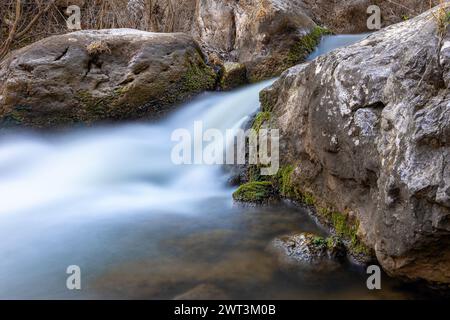 Beau ruisseau de montagne au printemps, image de cascade avec de multiples expositions longues prises dans le parc naturel d'Apuseni Banque D'Images