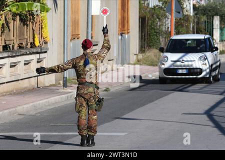 Un soldat vérifie une voiture à une porte dans la ville d'Arzano, déclarée zone rouge par la région de Campanie, en raison du nombre élevé de personnes infectées par le Banque D'Images