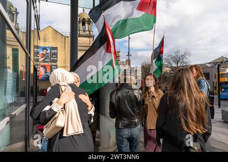 Newcastle upon Tyne, Royaume-Uni. 15 mars 2024. Des manifestants pro-palestiniens à l'extérieur de la bibliothèque municipale de Newcastle, tandis que le député de Newcastle Central Chi Onwurah (travailliste) avait lieu à l'intérieur. La sécurité de la bibliothèque et la police ont empêché les manifestants d'entrer dans le bâtiment. Crédit : Hazel Plater/Alamy Live News Banque D'Images