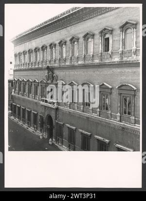 Lazio Roma Rome Palazzo Farnese. Hutzel, Max 1960-1990 vues extérieures de la façade et du flanc du XVIe siècle (1514) palazzo par Antonio da Sangallo le jeune, poursuivi par Michel-Ange, complété par della Porta. Vues détaillées des fenêtres et du portail. Notes générales : certaines vues sont tirées de la séquence via di Monserrato et ont reçu de nouveaux numéros. Photographe et érudit d'origine allemande Max Hutzel (1911-1988) photographié en Italie du début des années 1960 jusqu'à sa mort. Le résultat de ce projet, désigné par Hutzel comme Foto Arte Minore, est une documentation approfondie du développement historique de l'art. Banque D'Images