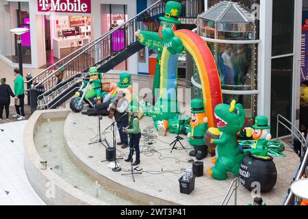 Scranton, Pennsylvanie - 9 mars 2024 : concert en préparation Patrick's Day au Marketplace de Steamtown Banque D'Images