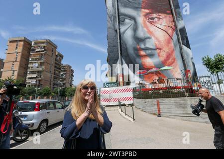 Dori Ghezzi, la chanteuse et veuve de Fabrizio de Andrè, devant la murale, de Jorit et Trisha, représentant le célèbre chanteur-compositeur italien, o Banque D'Images