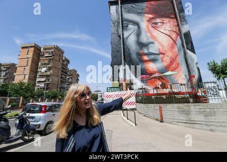 Dori Ghezzi, la chanteuse et veuve de Fabrizio de Andrè, devant la murale, de Jorit et Trisha, représentant le célèbre chanteur-compositeur italien, o Banque D'Images