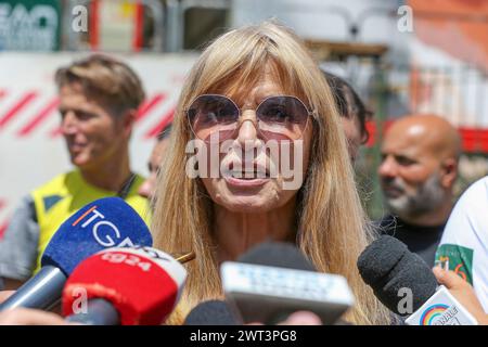 Dori Ghezzi, la chanteuse et veuve de Fabrizio de Andrè, discute avec les journalistes après avoir vu la fresque murale, de Jorit et Trisha, représentant la célèbre Ita Banque D'Images