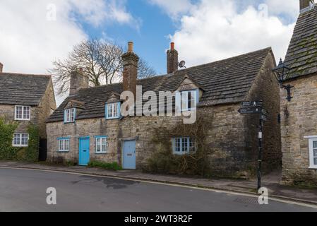 Petits chalets en pierre dans le village de Corfe Castle à Dorst, au sud de l'Angleterre, Royaume-Uni Banque D'Images