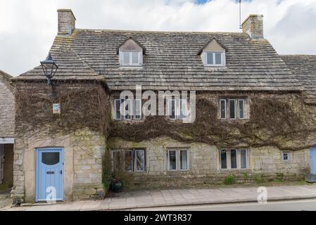 Petits chalets en pierre dans le village de Corfe Castle à Dorst, au sud de l'Angleterre, Royaume-Uni Banque D'Images