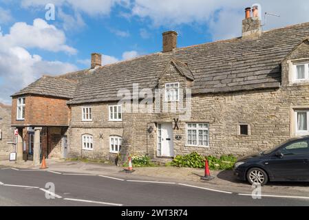 Petits chalets en pierre dans le village de Corfe Castle à Dorst, au sud de l'Angleterre, Royaume-Uni Banque D'Images