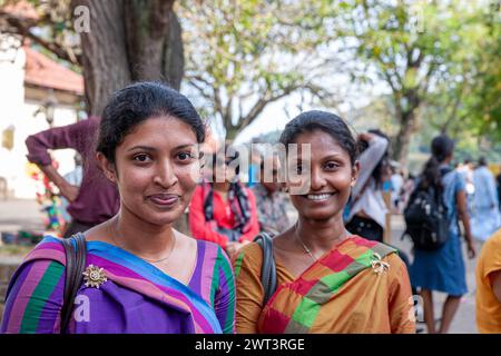 Sri Lanka, Kandy, femmes locales en robe saree Banque D'Images
