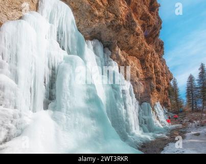 cascade gelée avec d'énormes glaçons bleus et de la glace dans les montagnes. Gorge de Komershi dans les montagnes Tien Shan Kazakhstan Banque D'Images