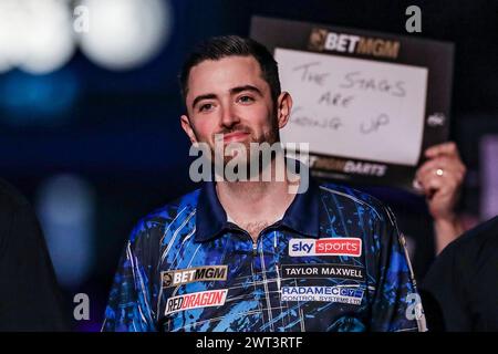 Nottingham, Royaume-Uni. 14 mars 2024. Luke Humphries marche sur la bannière des fans de cerfs Mansfield pendant la BetMGM premier League Darts 2024, nuit 7 au Motorpoint Arena, Nottingham, Angleterre, Royaume-Uni le 14 mars 2024 crédit : Every second Media/Alamy Live News Banque D'Images