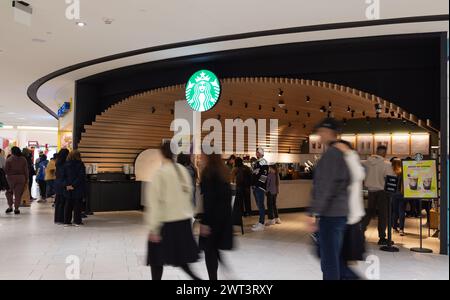 East Rutherford, New Jersey - 10 mars 2024 : Starbucks Store dans le American Dream Mall. Usage éditorial exclusif. Banque D'Images