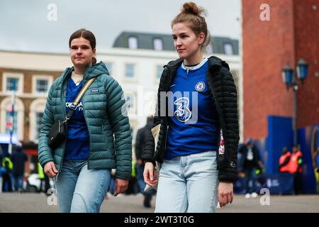 Londres, Royaume-Uni. 15 mars 2024. Les fans arrivent avant le coup d'envoi lors du match de Super League féminine Chelsea FC vs Arsenal Women FC à Stamford Bridge, Londres, Angleterre, Royaume-Uni le 15 mars 2024 Credit : Every second Media/Alamy Live News Banque D'Images