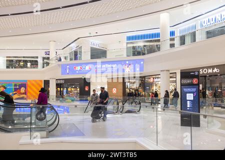 East Rutherford, New Jersey - 10 mars 2024 : intérieur du American Dream Mall. Usage éditorial exclusif. Banque D'Images