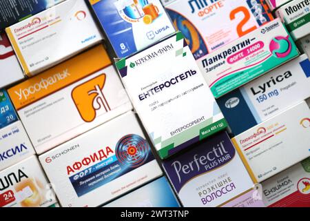 KIEV, UKRAINE - 27 NOVEMBRE 2023 de nombreuses boîtes de pilules et de capsules empilées dans la pharmacie de près Banque D'Images