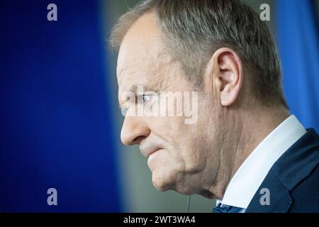 Treffen Weimarer Dreieck in Berlin - Pressestatements - Donald Tusk, Ministerpräsident PolenTreffen Weimarer Dreieck in Berlin - Pressestatements - Donald Tusk, Ministerpräsident Polen, Berlin Deutschland Bundeskanzleramt *** Réunion du Triangle de Weimar à Berlin communiqués de presse Donald Tusk, premier ministre de Pologne Réunion du Triangle de Weimar à Berlin communiqués de presse Donald Tusk, premier ministre de Pologne, Berlin Berlin Allemagne Chancellerie fédérale Banque D'Images