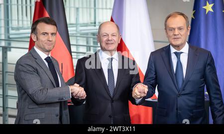 Treffen Weimarer Dreieck in Berlin - Pressestatements - Emmanuel Macron, Staatspräsident der Französischen Republik, Olaf Scholz, Bundeskanzler, Donald Tusk, Ministerpräsident Polen von linksTreffen Weimarer Dreieck in Berlin - Pressestatements - Emmanuel Macron, Staatspräsident der Französischen Republik, Olaf Scholz, Bundeskanzler, Donald Tusk, Ministerpräsident Polen von links, Polen von links, Berlin Berlin Deutschland Bundeskanzleramt *** rencontre du Triangle de Weimar à Berlin communiqués de presse Emmanuel Macron, président de la République française, Olaf Scholz, chancelier fédéral, Donald Tusk, premier ministre de la Pol Banque D'Images