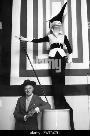 Sir Cecil Beaton avec le costume qu'il a conçu pour Audrey Hepburn dans la comédie musicale My Fair Lady de 1964 Banque D'Images