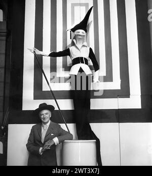 Sir Cecil Beaton avec le costume qu'il a conçu pour Audrey Hepburn dans la comédie musicale My Fair Lady de 1964 Banque D'Images