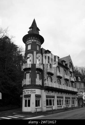 Une vue sur le Roc au chien, un hôtel et restaurant dans le centre de Bagnoles-de-l'Orne, Normandie, France, Europe au printemps 2024. Banque D'Images