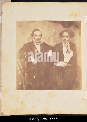 Portrait d'un homme et d'une femme. Jakob Höflinger, photographe (Suisse, 1819 - 1898) vers les années 1850 Portrait d'un homme et d'une femme assis côte à côte à côté d'une table recouverte d'une nappe à carreaux. L'homme s'appuie un bras sur la table et la femme pose sa main sur son menton. Banque D'Images