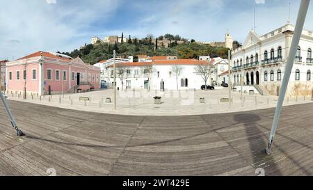 Place de Pedro Nunes, dans la vieille ville, vue panoramique, le château perché en arrière-plan, Alcacer do Sal, Portugal Banque D'Images