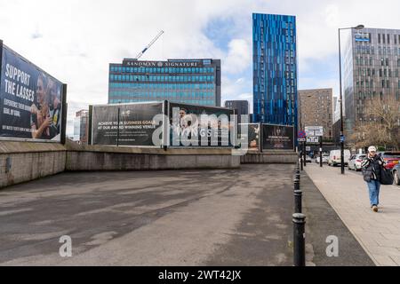 Atterrissez à Strawberry place en face du stade St James' Park de Newcastle United, avec des panneaux publicitaires, Newcastle upon Tyne, Royaume-Uni. Banque D'Images