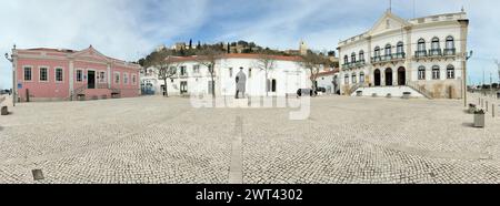 Place de Pedro Nunes, dans la vieille ville, vue panoramique, le château perché en arrière-plan, Alcacer do Sal, Portugal Banque D'Images